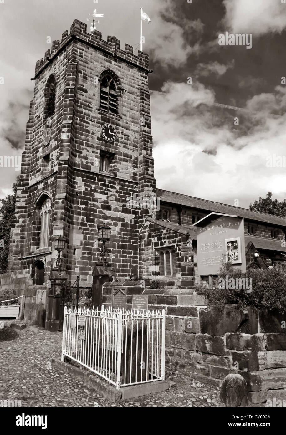 Esterno della St Wilfrids chiesa torre,Grappenhall,WARRINGTON,CHESHIRE England Regno Unito B/W Foto Stock