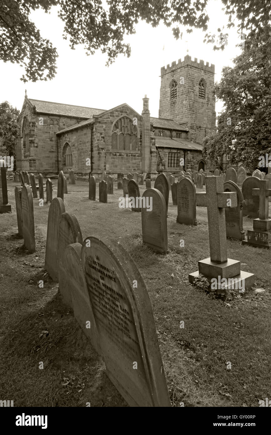 Esterno della St Wilfrids chiesa,Grappenhall,WARRINGTON,CHESHIRE England Regno Unito B/W Foto Stock