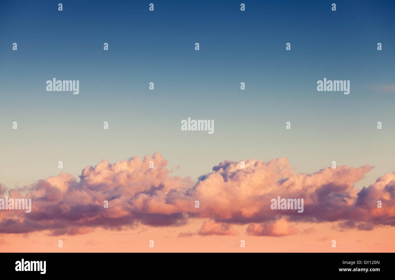 Cumulus lo strato di nubi in luminose del cielo della sera, sfondo naturale foto con correzione delle tonalità effetto di filtro Foto Stock