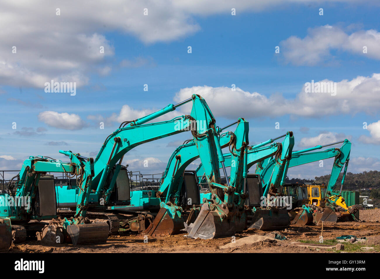 Verde di macchine per movimento terra pronto per entrare in azione sul progetto di alloggiamento Foto Stock