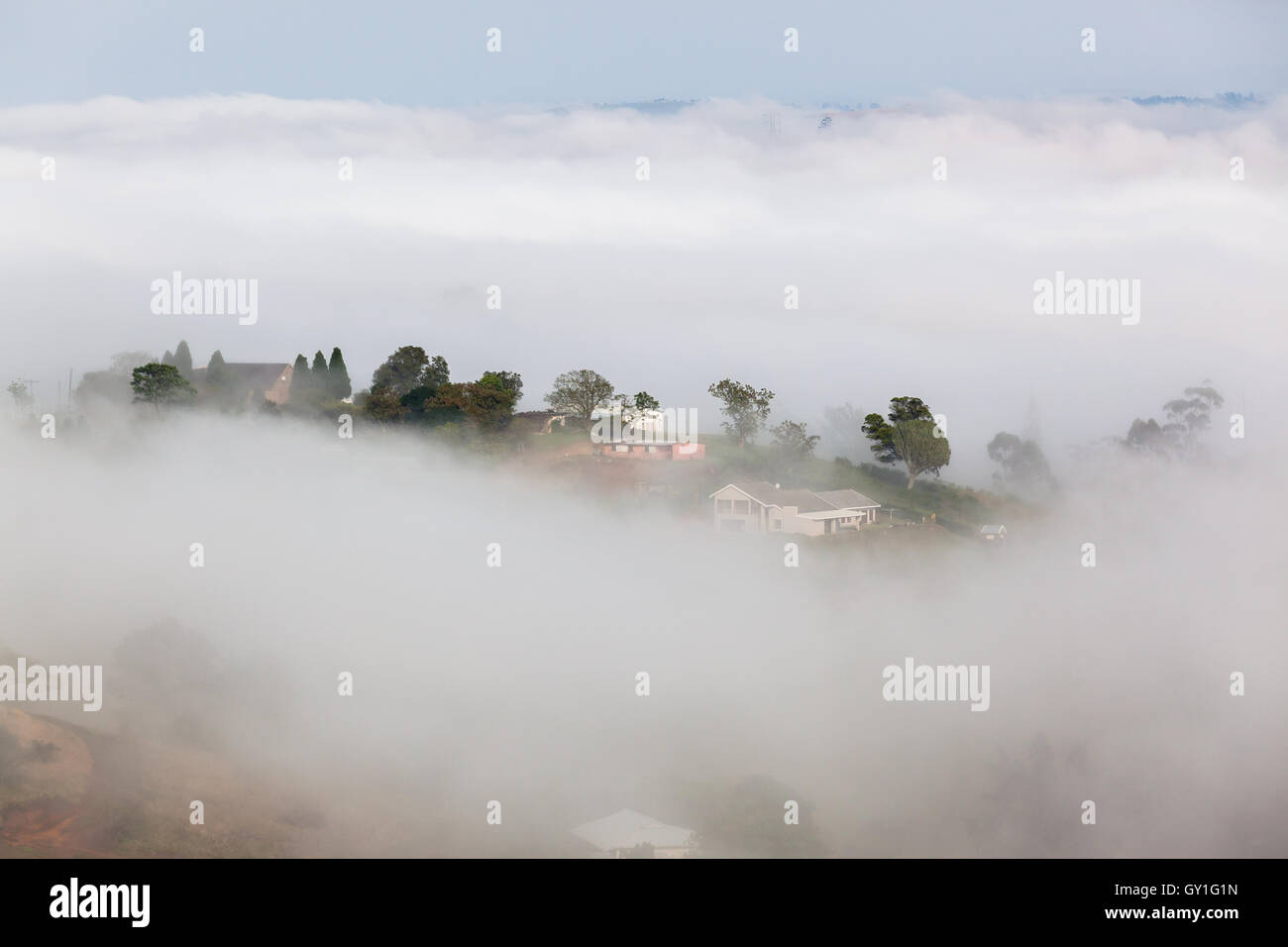Paesaggio rurale terreni agricoli contemplati nella nube di nebbia attraverso valli e colline paesaggio Foto Stock