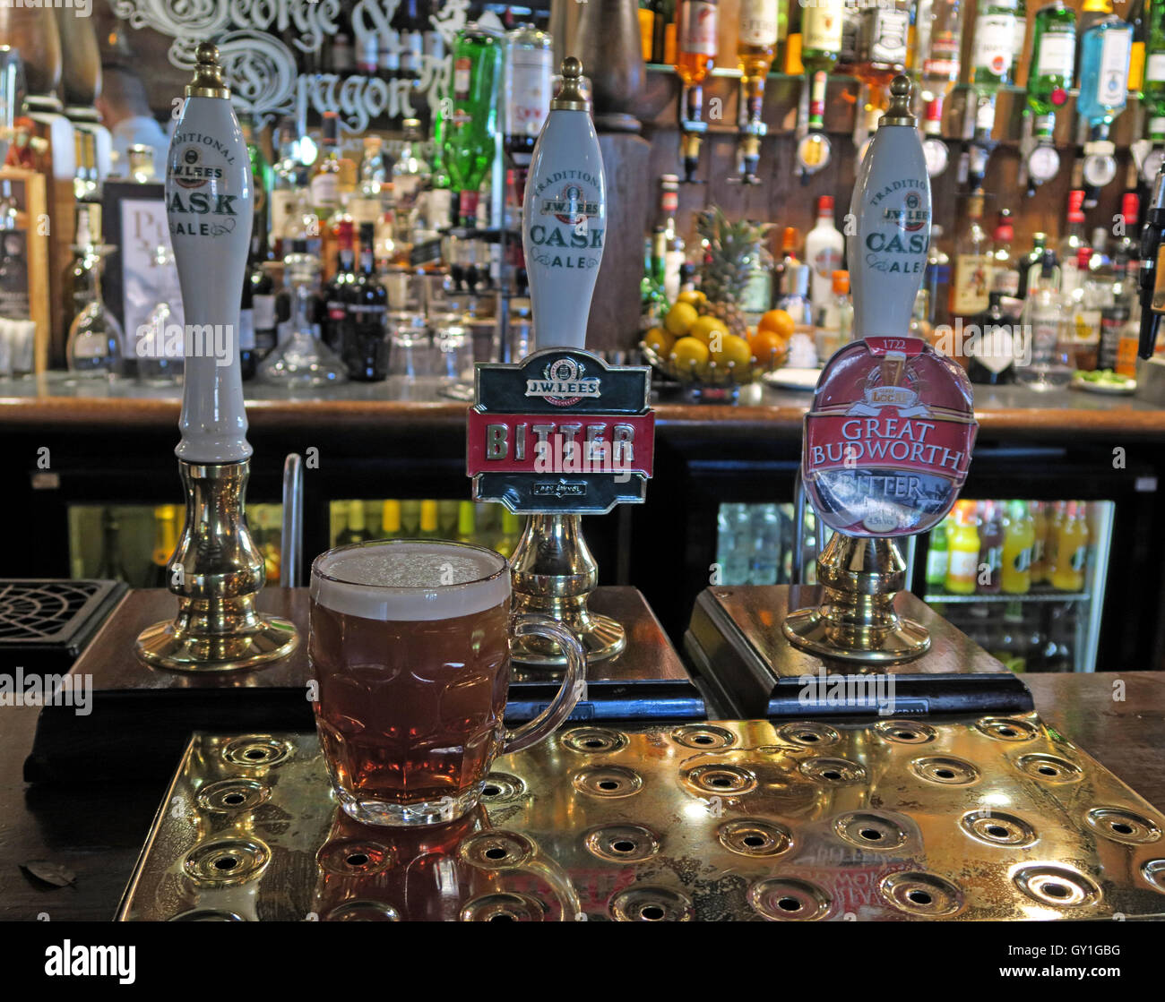 Pinta tradizionale di amaro sulla barra, al George & Dragon pub, grande villaggio Budworth, Cheshire, Inghilterra Foto Stock