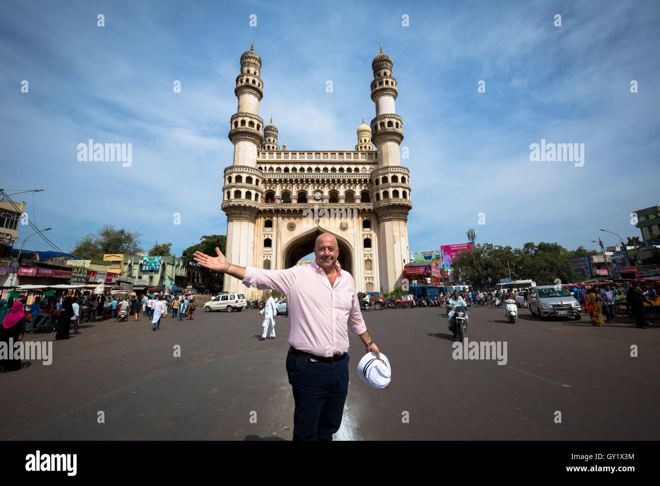 Andrew Zimmern in posa per la fotocamera nella parte anteriore del Charminar in Hyderabad, India Foto Stock