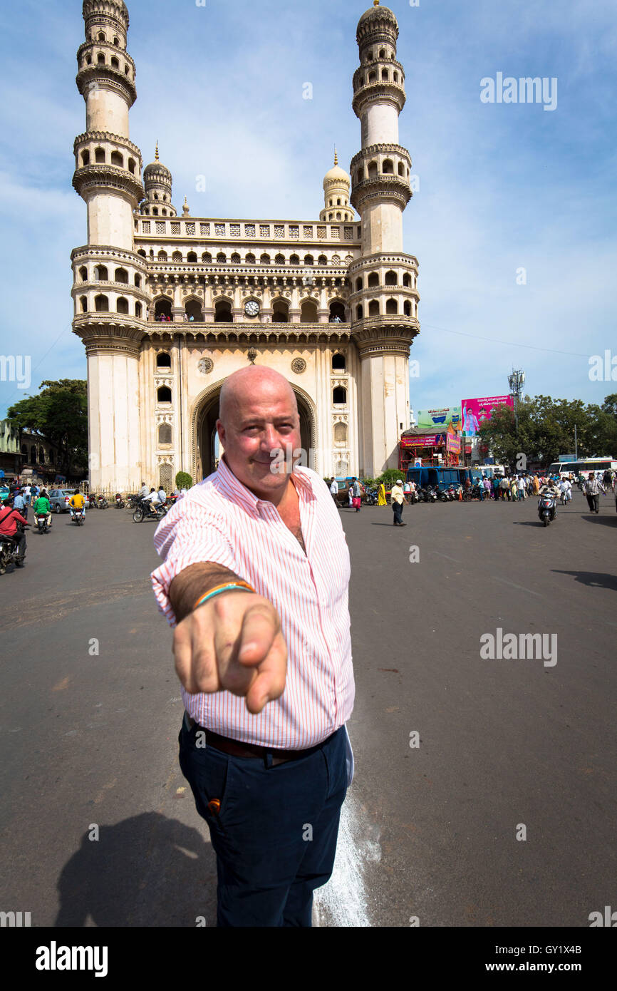 Andrew Zimmern in posa per la fotocamera nella parte anteriore del Charminar in Hyderabad, India Foto Stock