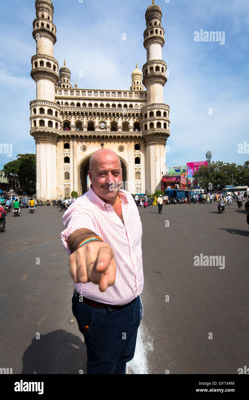 Andrew Zimmern in posa per la fotocamera nella parte anteriore del Charminar in Hyderabad, India Foto Stock