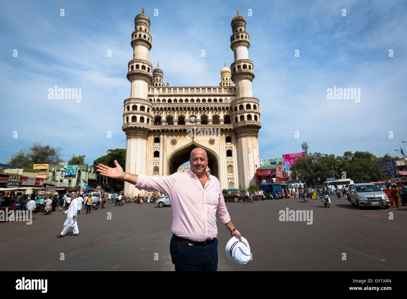 Andrew Zimmern in posa per la fotocamera nella parte anteriore del Charminar in Hyderabad, India Foto Stock