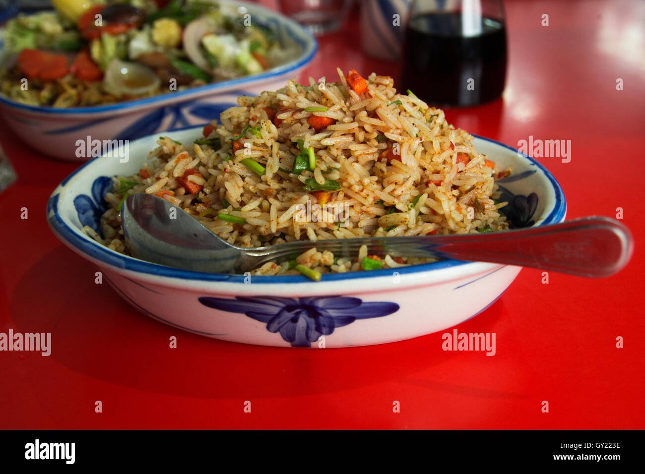 Oriental ristorante cinese a Chandni in Kolkata che serve noodles, gamberi Schezwan riso e tè al gelsomino Foto Stock