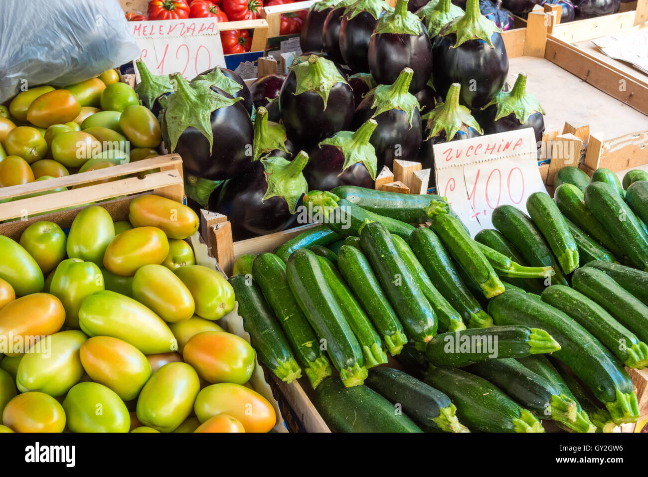 Zucchine e melanzane per la vendita su un mercato Foto Stock