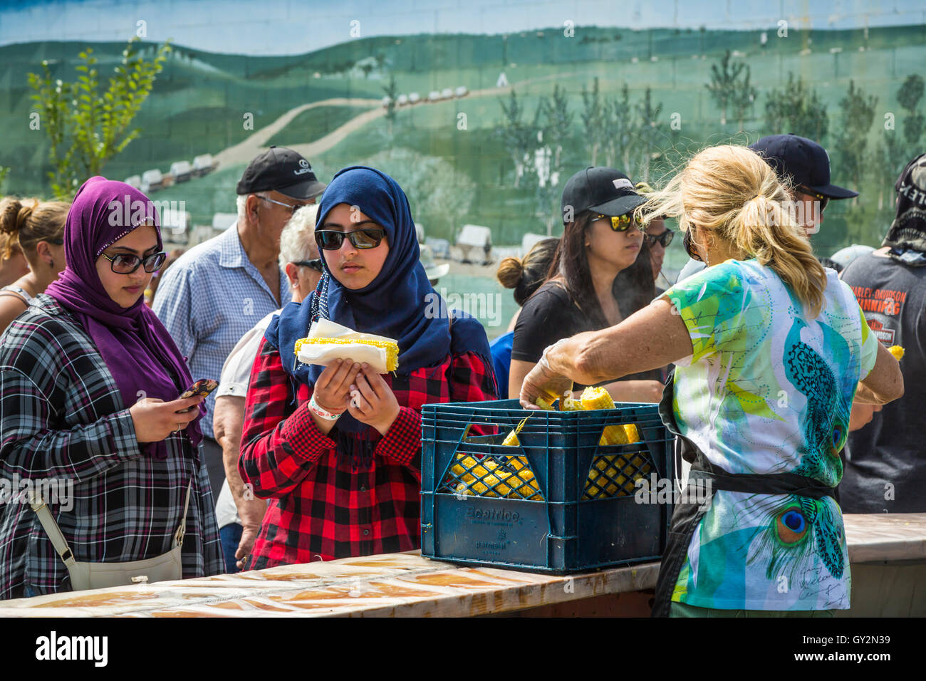 Le donne musulmane con mais libero al mais e Apple Festival 2016 in Morden, Manitoba, Canada. Foto Stock