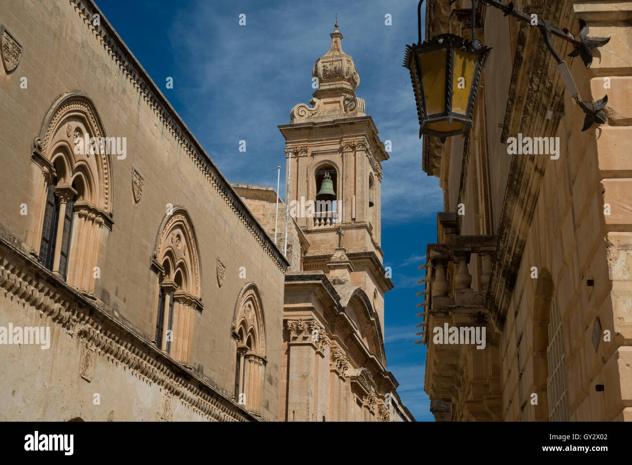 Strade tranquille e torri della chiesa nella fortificata ex capitol di Malta, Mdina Foto Stock
