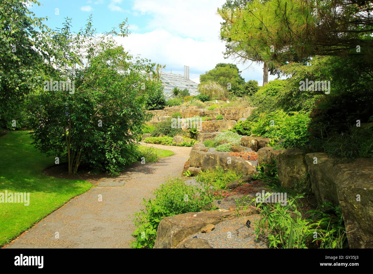 Percorso attraverso il giardino roccioso piante, Kew Gardens, Royal Botanic Gardens, Londra, Inghilterra, Regno Unito Foto Stock