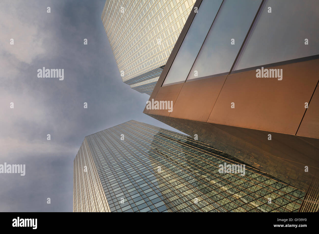 Deutsche Bank Twin towers dal di sotto del quartier generale della banca, il Quartiere Finanziario, Hesse, Francoforte Foto Stock