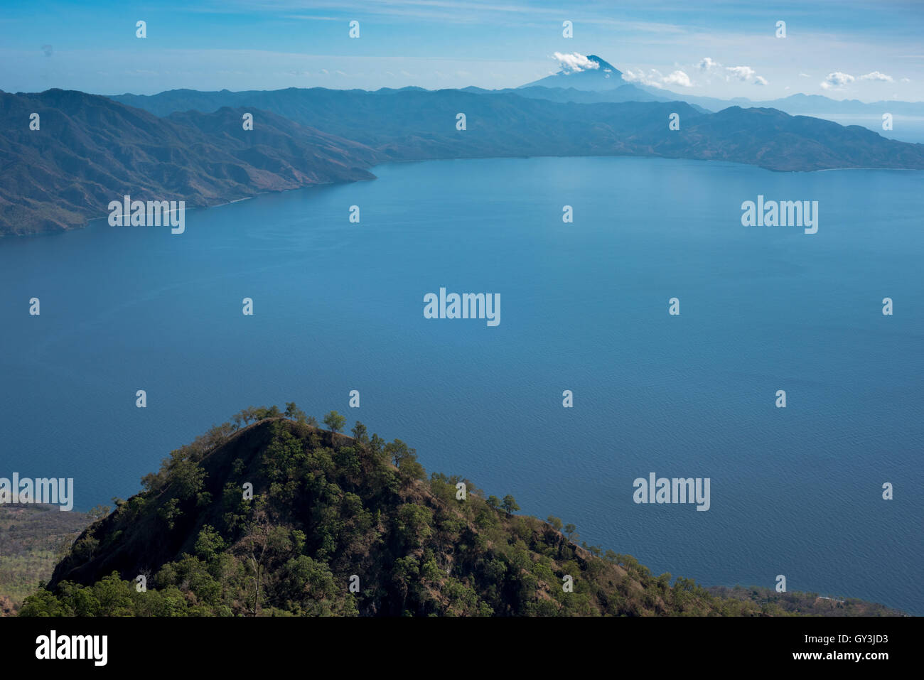 Il Monte Uyelewun e la Baia di Waiteba (mare di Savu) sono visti dal Monte Mauraja ad Atadei vicino alla costa meridionale dell'Isola di Lembata, Nusa Tenggara Est, Indonesia. Foto Stock