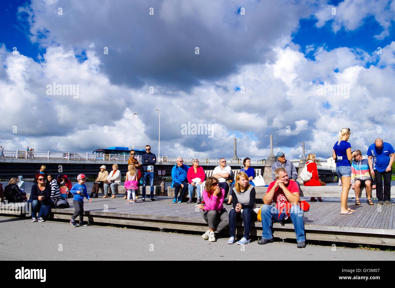 Gli spettatori in attesa per i corridori arrivare durante la Kahe Silla Jooks di Pärnu nel settembre 2016 Foto Stock