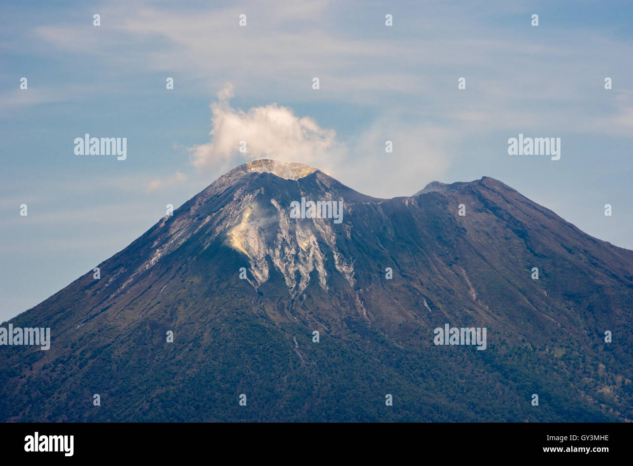 Montare Lewotolok vulcano nell isola di Lembata, Nusa Tenggara orientale, Indonesia. Foto Stock