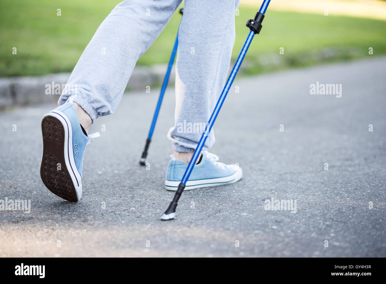 Persona a passo in avanti lentamente con l aiuto dei bastoni Foto Stock