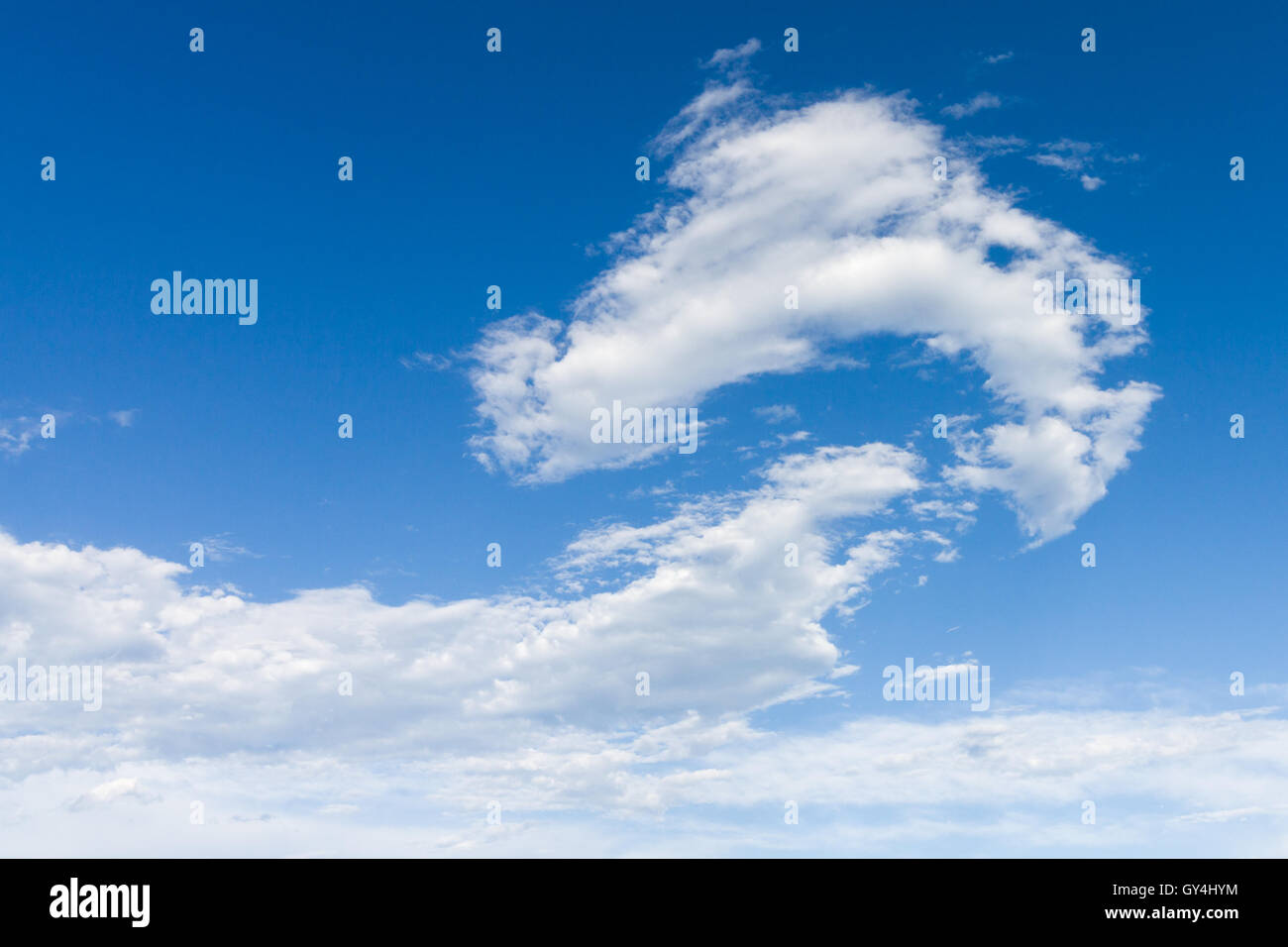 Che la questione nel cielo di nuvole blu Foto Stock