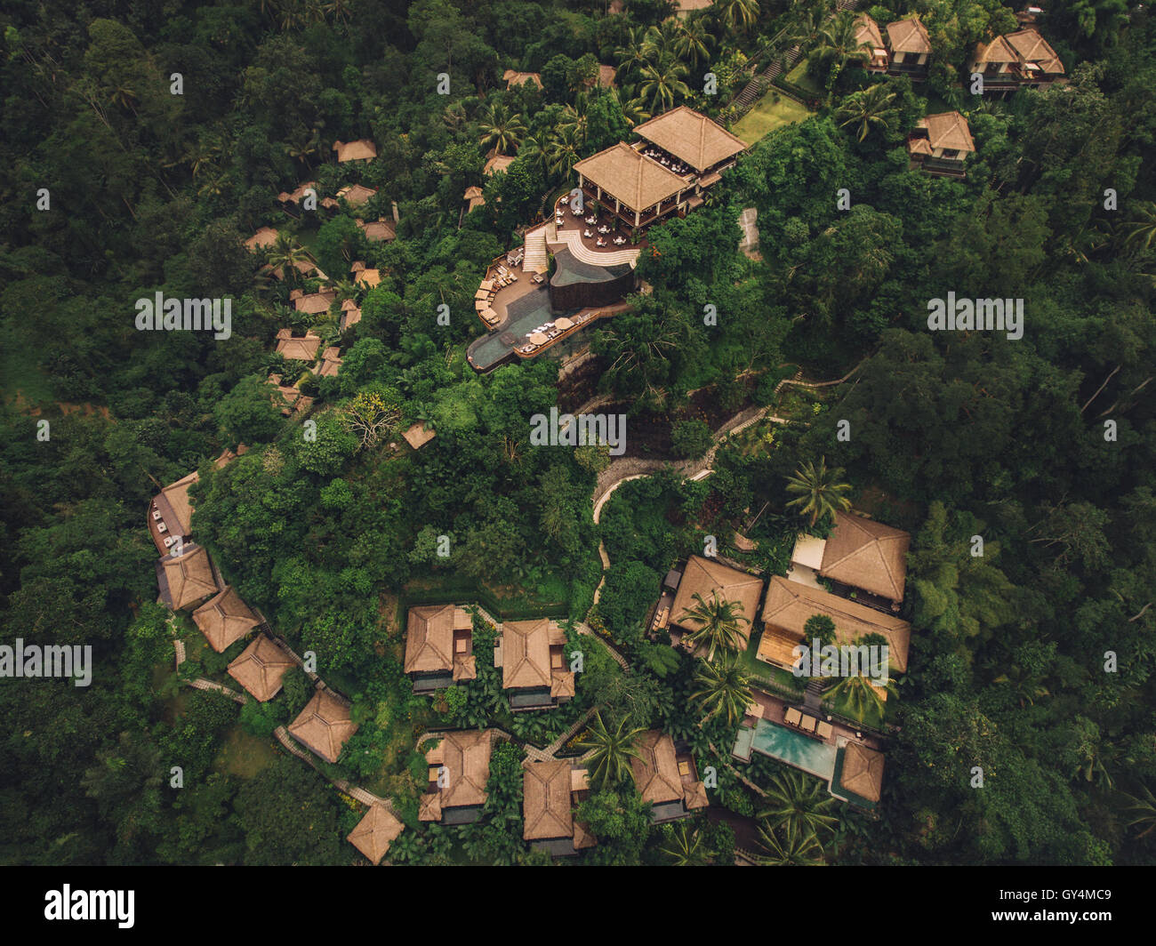 Vista panoramica del resort di lusso nella foresta circondata da alberi. Foto Stock