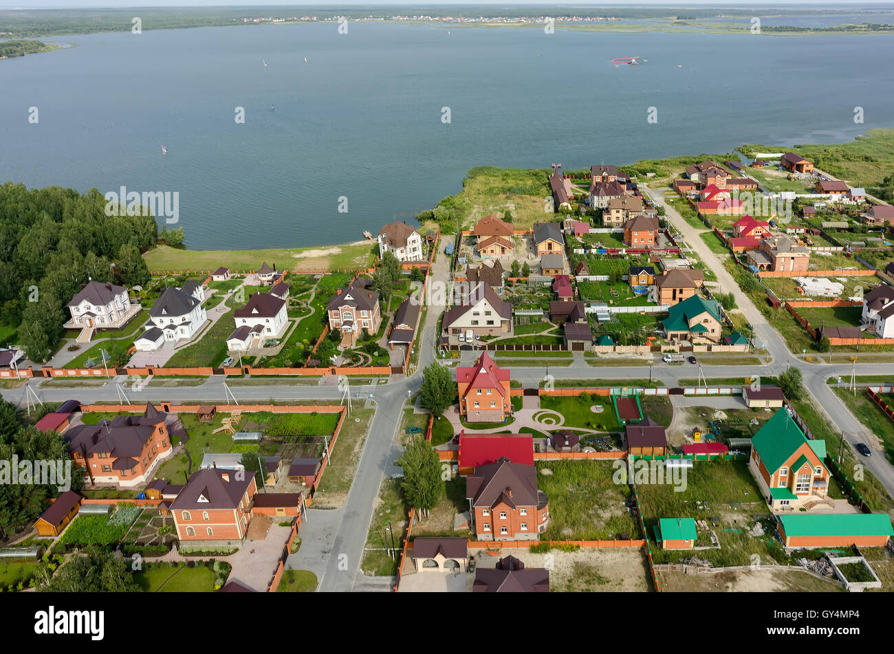 Vista aerea su case private sulla banca del lago Foto Stock