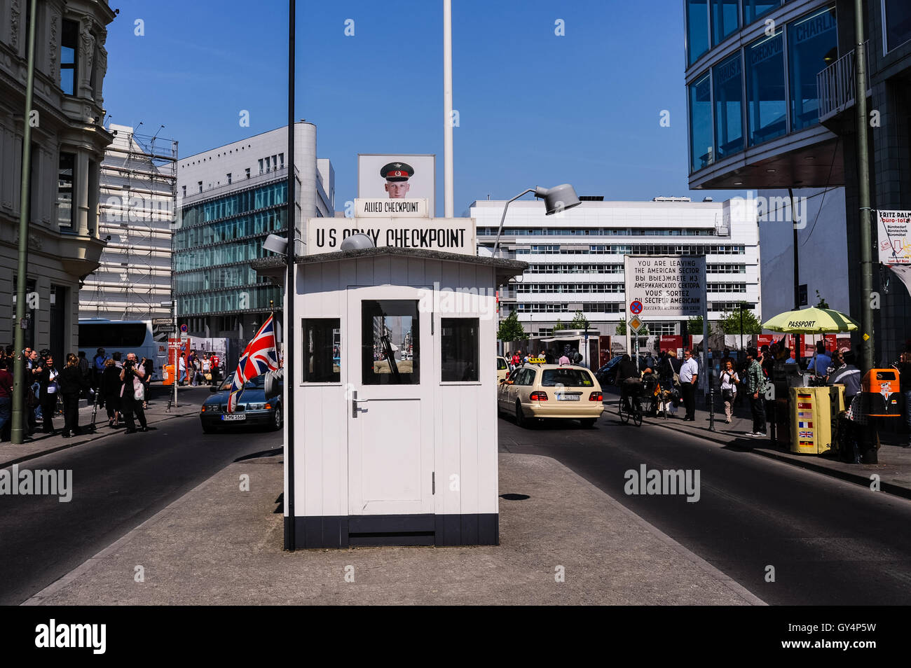 Berlino, Germania. Il Checkpoint Charlie era il nome del più noto del muro di Berlino in punto di incrocio tra Berlino Est e Berlino Ovest durante la Guerra Fredda. Foto Stock