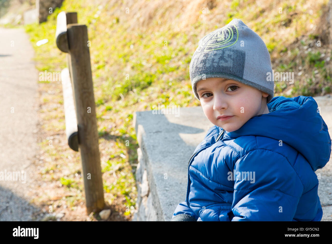 Ritratto di un bambino in montagna Foto Stock