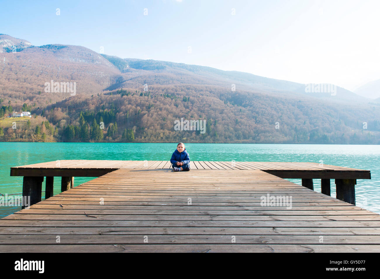 Ritratto di un bambino in montagna Foto Stock