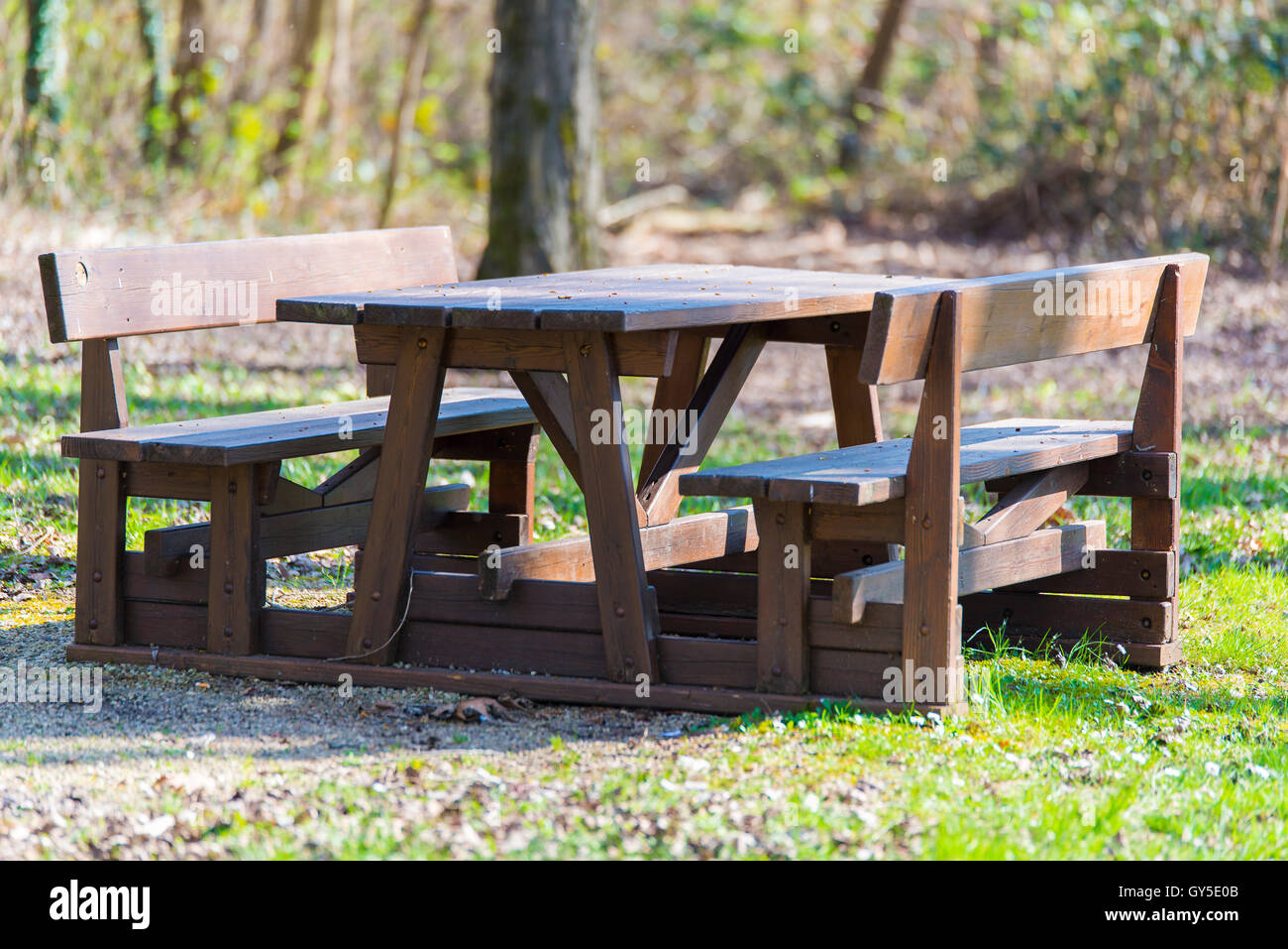 Tavolo e panche di legno al parco per un pic-nic Foto Stock