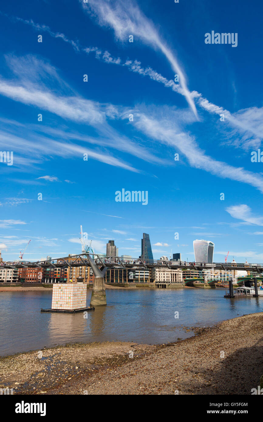 Città di Londra, il Tamigi e Millennium Bridge in primo piano, London, Regno Unito Foto Stock