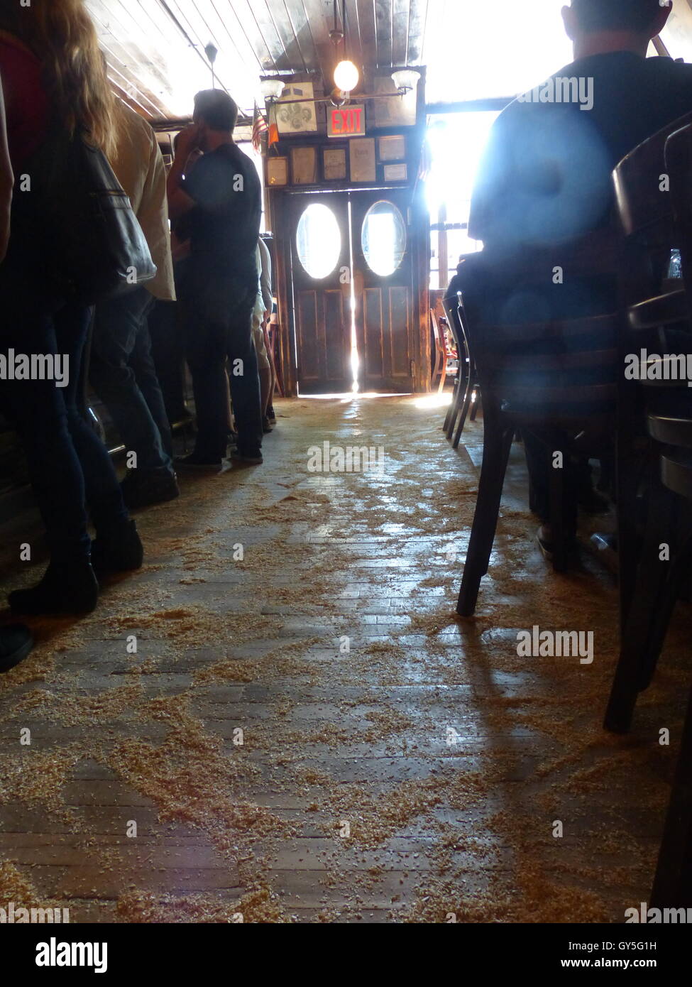 Beer pub MacSorley, una famosa East Village appendere fuori con il pavimento cosparso di segatura di legno Foto Stock