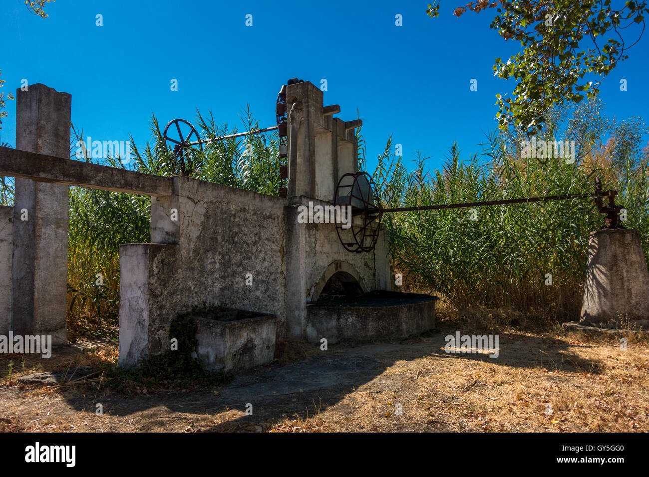 Vecchio acquedotto per irrigazione, il Parco naturale di Ria Formosa, Olhao, Algarve, PORTOGALLO Foto Stock