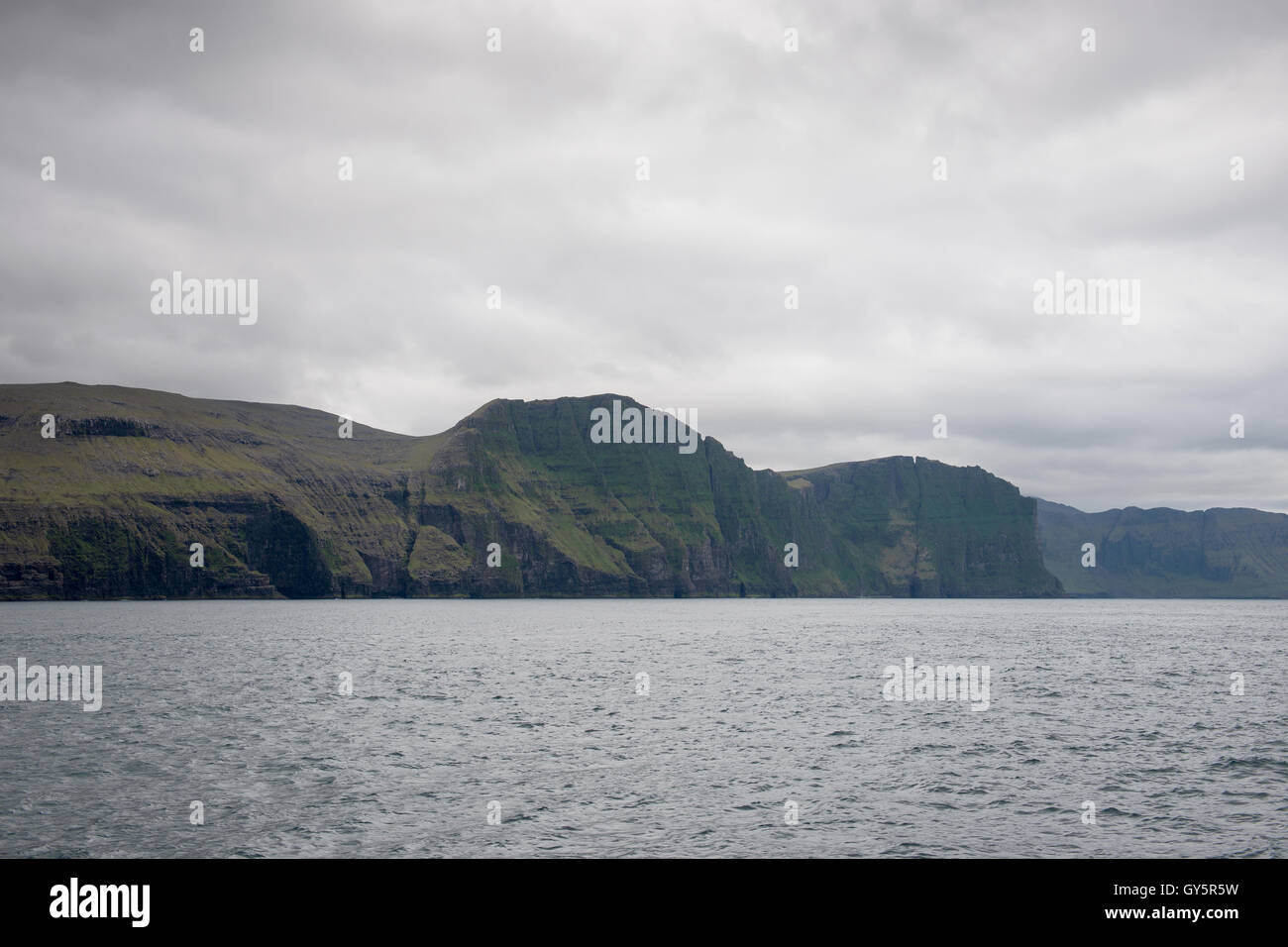 Panorama sulle isole Faerøer con vista oceano e scogliere vicino a vestmanna su streymoy Foto Stock