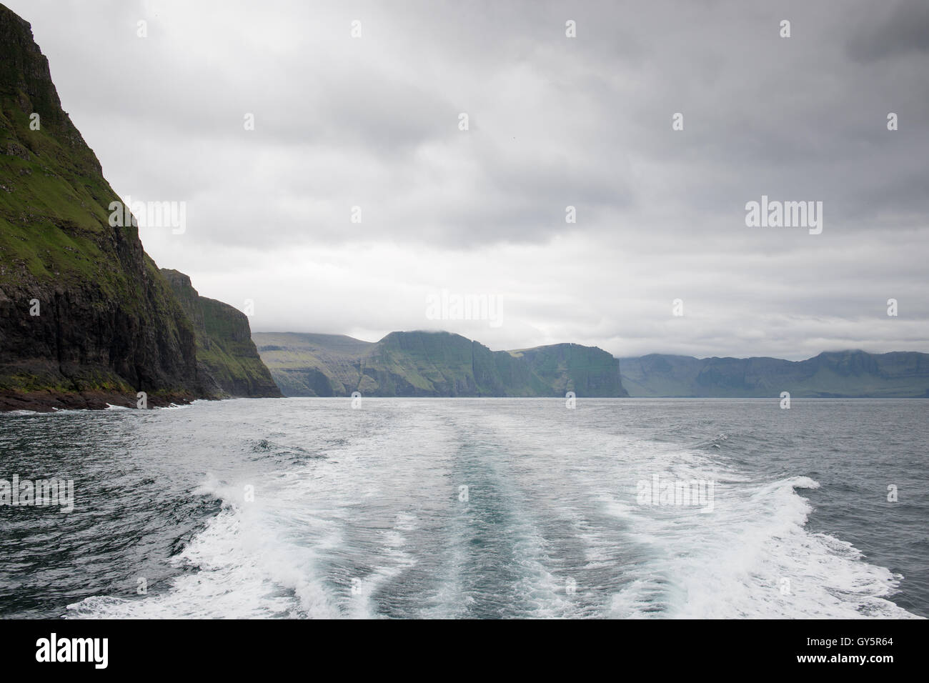 Panorama sulle isole Faerøer con vista oceano e scogliere vicino a vestmanna su streymoy Foto Stock