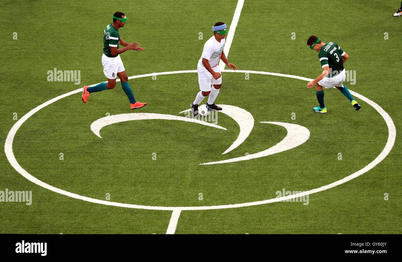 Dell'Iran Hossein Rajabpour in azione negli uomini il calcio 5-a-side medaglia d oro corrispondere durante il decimo giorno del 2016 Rio Giochi Paralimpici di Rio de Janeiro in Brasile. Foto Stock