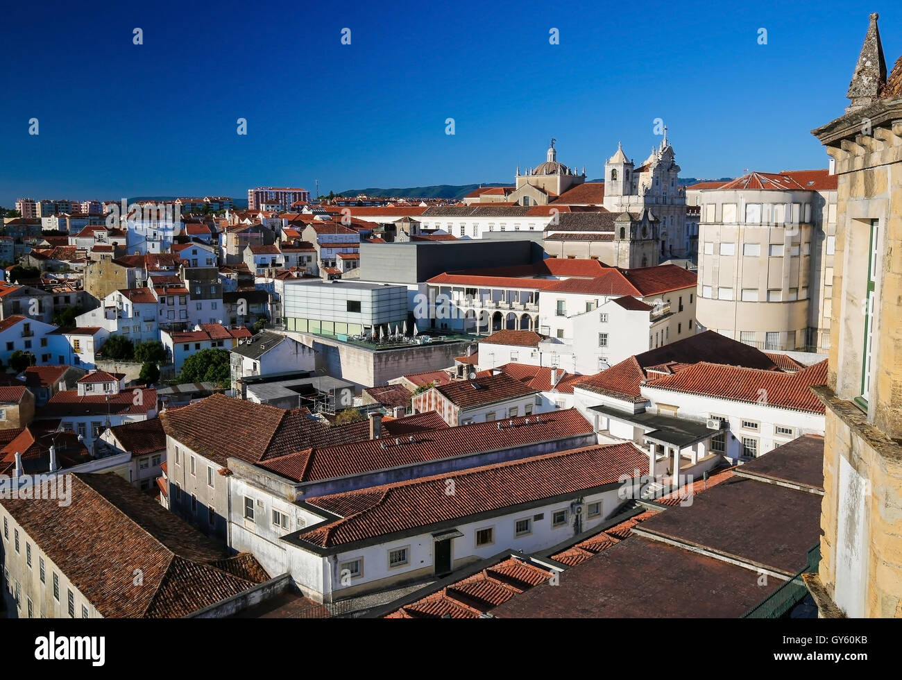 Vista sul centro storico di Coimbra, Portogallo, con la costruzione della nuova Cattedrale Foto Stock
