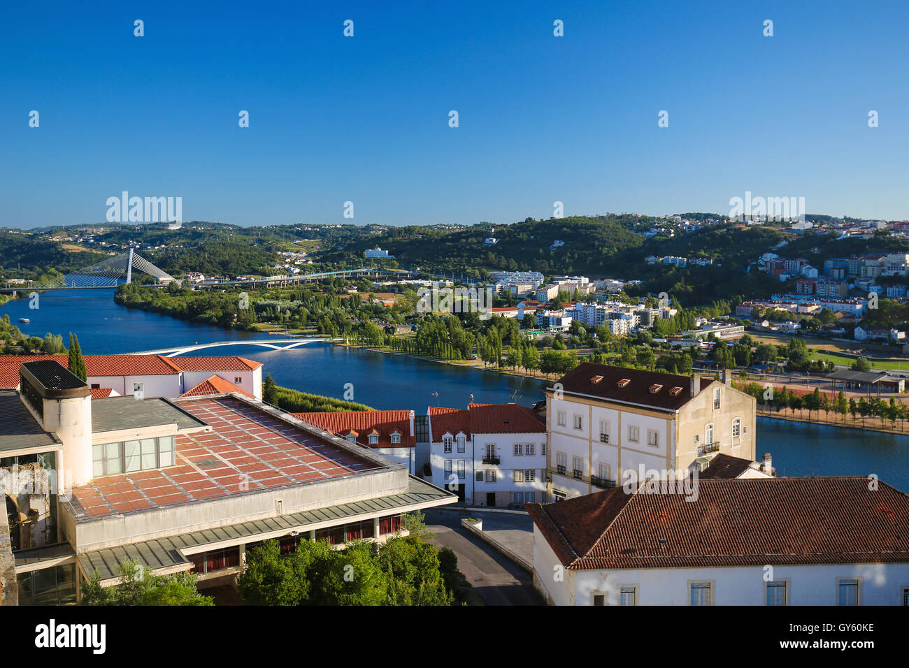 Vista sul fiume Mondego e il centro storico di Coimbra, Portogallo Foto Stock