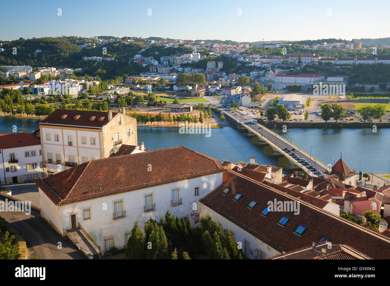 Vista sul fiume Mondego e il centro storico di Coimbra, Portogallo Foto Stock