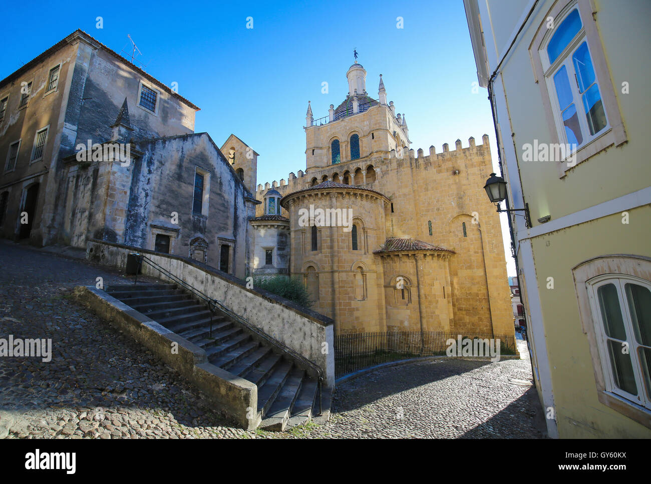 Famoso'antica cattedrale romanica o se Velha (XII secolo) di Coimbra, Portogallo Foto Stock