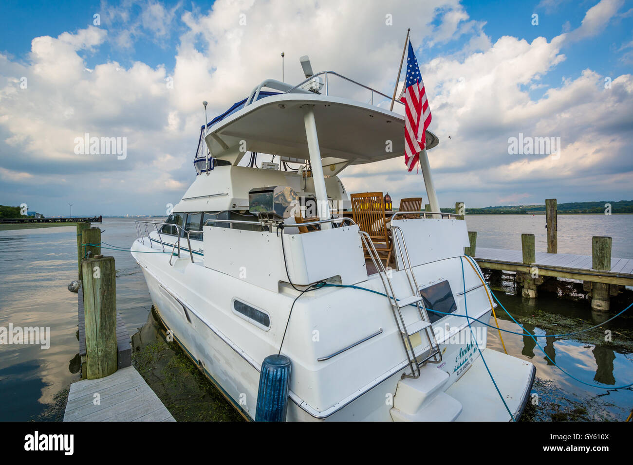 Barca ormeggiata sul Fiume Potomac waterfront, in Alexandria, Virginia. Foto Stock