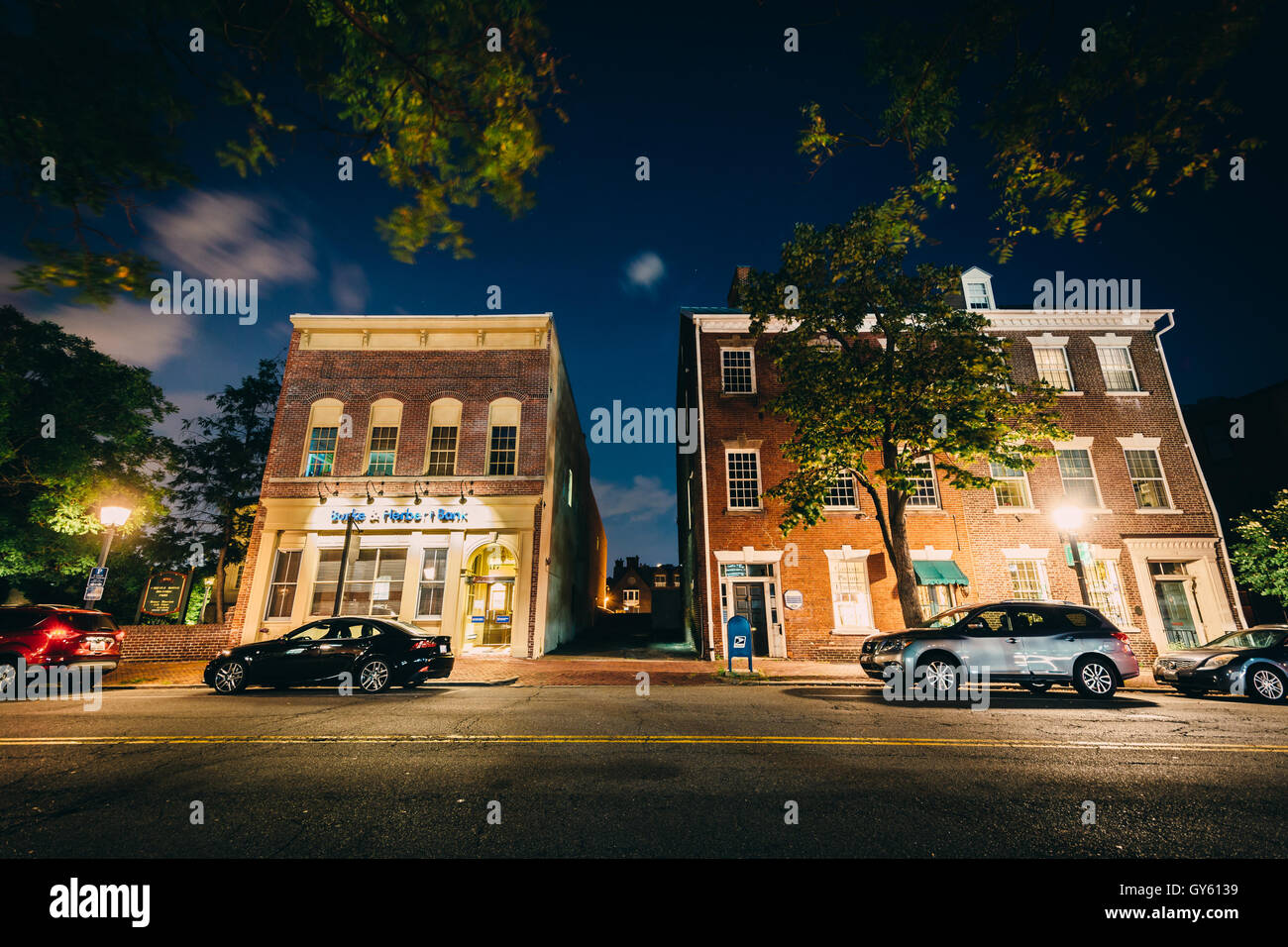 Edifici su Fairfax Street di notte nella Città Vecchia di Alexandria, Virginia. Foto Stock