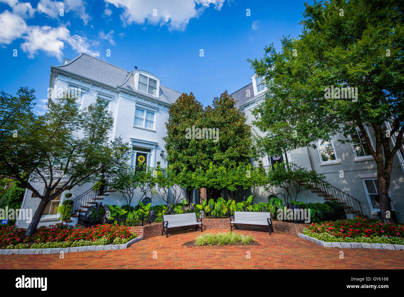 Case e panchine in Alexandria, Virginia. Foto Stock