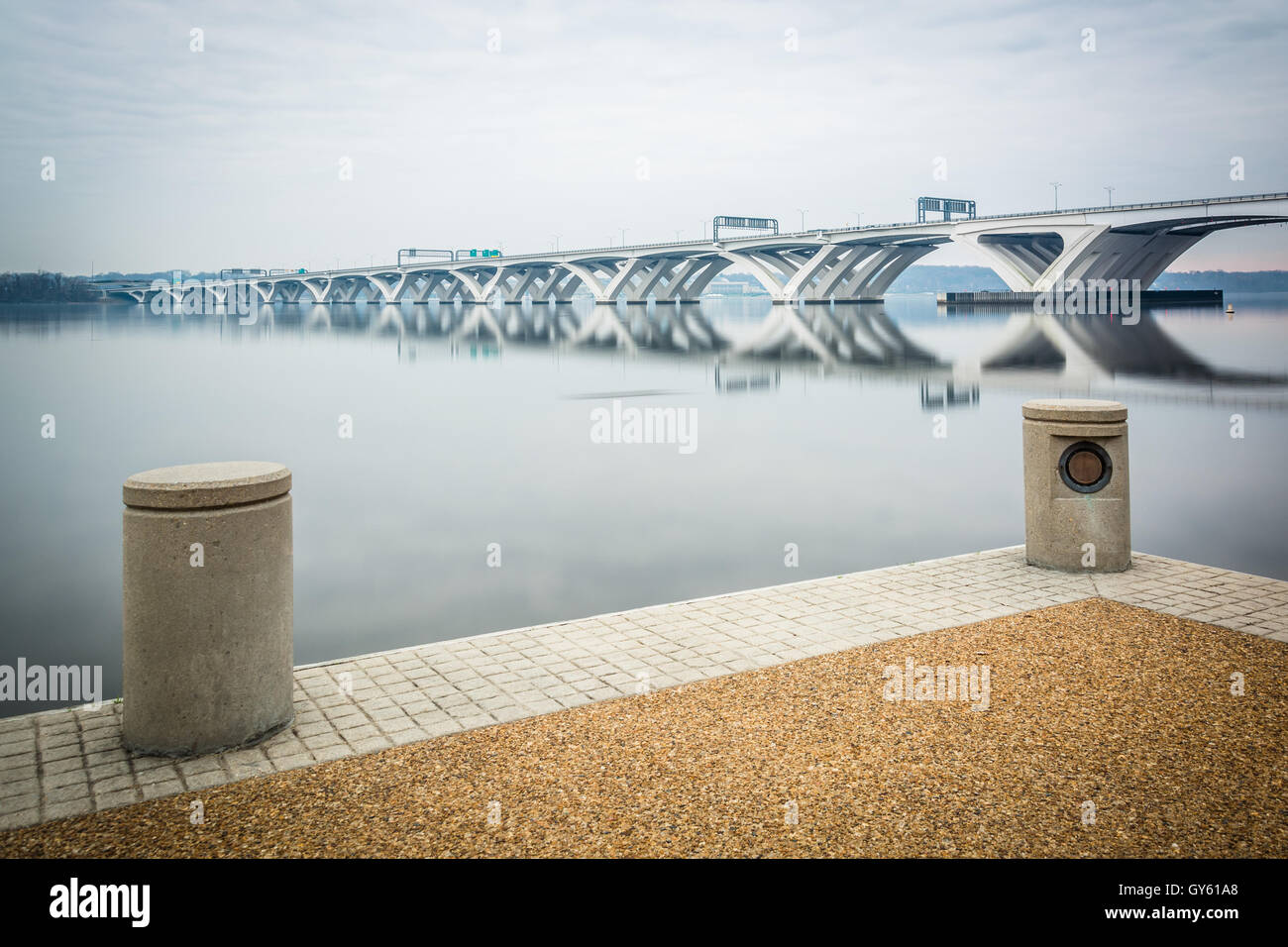 La Woodrow Wilson Bridge e il fiume Potomac, visto da Alexandria, Virginia. Foto Stock