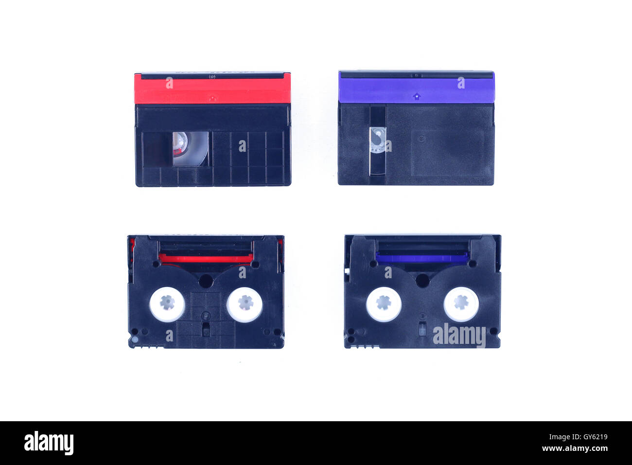 Il rosso e il blu cassetta mini DV su sfondo isolato. Foto Stock