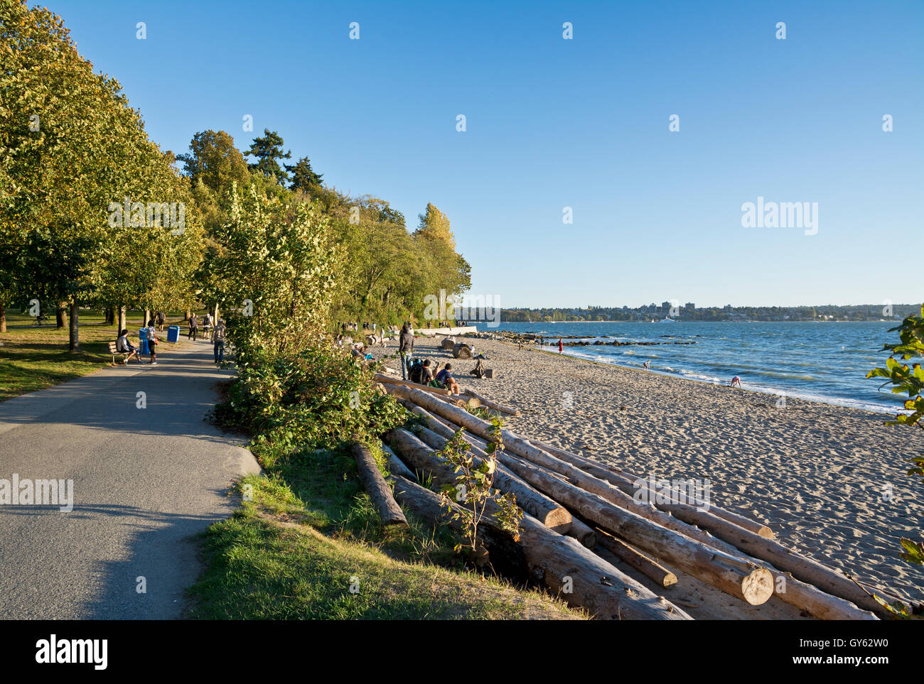 Seconda Spiaggia di Stanley Park a Vancouver, BC. Ocean spiaggia sabbiosa, percorso a piedi, nel tardo pomeriggio. Canada Foto Stock