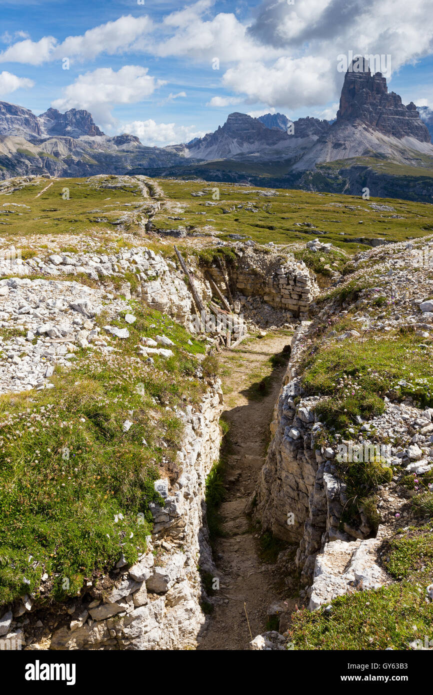 Le trincee della Prima Guerra Mondiale sul Monte Piana e le Tre Cime di Lavaredo in background. Le Dolomiti di Sesto. Alpi italiane. L'Europa. Foto Stock