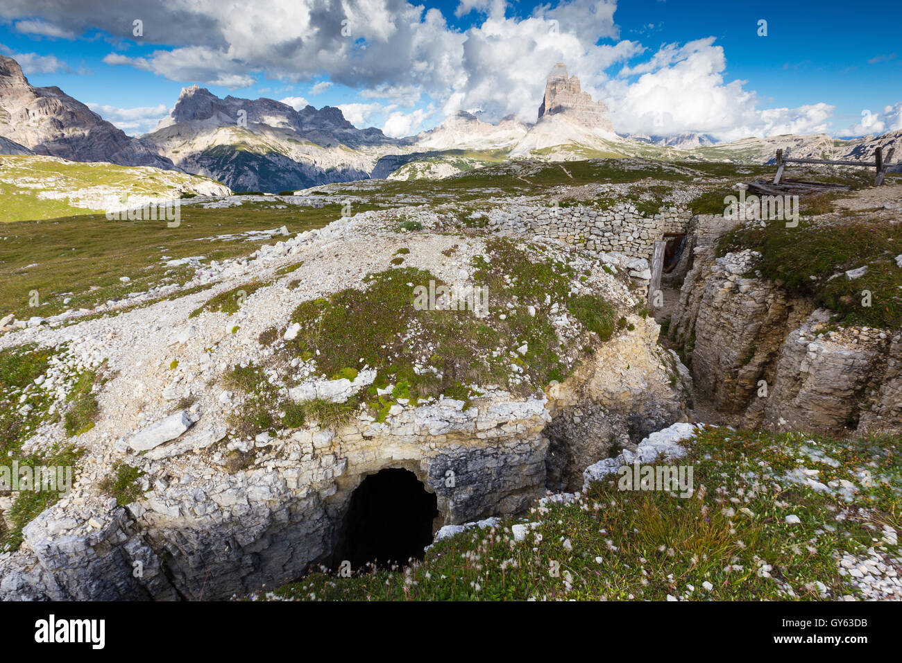 Le trincee della Prima Guerra Mondiale sul Monte Piana e le Tre Cime di Lavaredo in background. Le Dolomiti di Sesto. Alpi italiane. L'Europa. Foto Stock