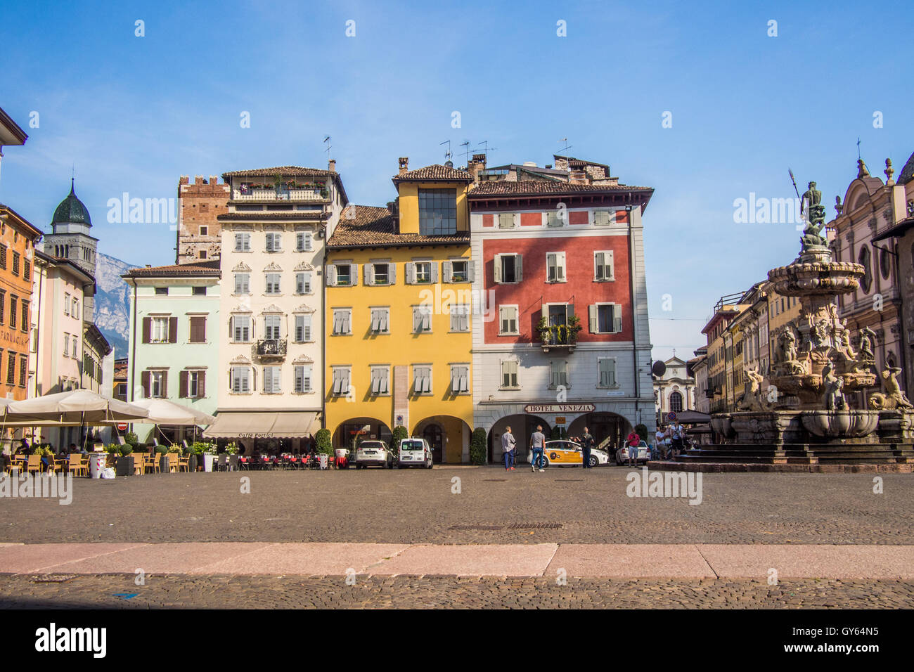 Piazza Duomo tra cui la fontana del Nettuno, Trento città e provincia, regione Trentino-Alto Adige, Italia. Foto Stock