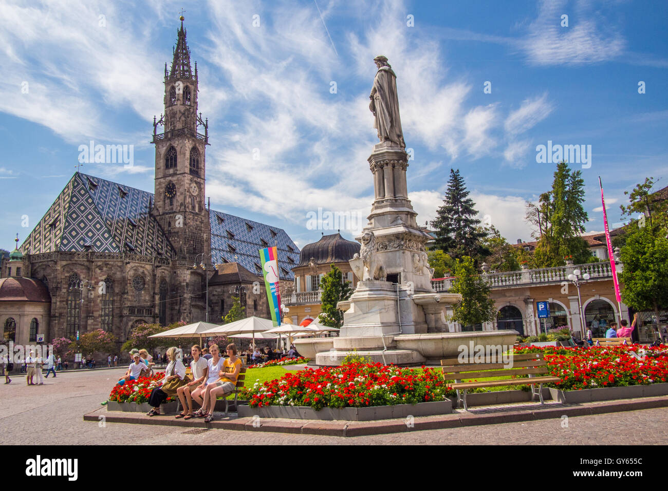 Gotico duomo di Santa Maria Assunta e la statua di Walther von der Vogelweide, città di Bolzano, Trentino-Alto Adige, Italia. Foto Stock