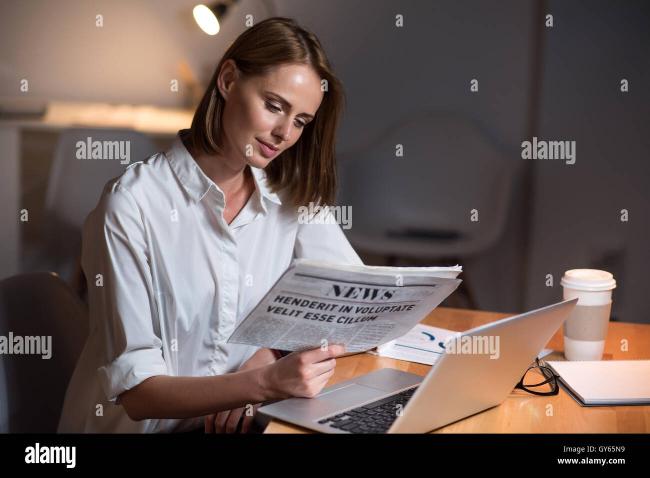 Donna di piacere leggere le notizie Foto Stock