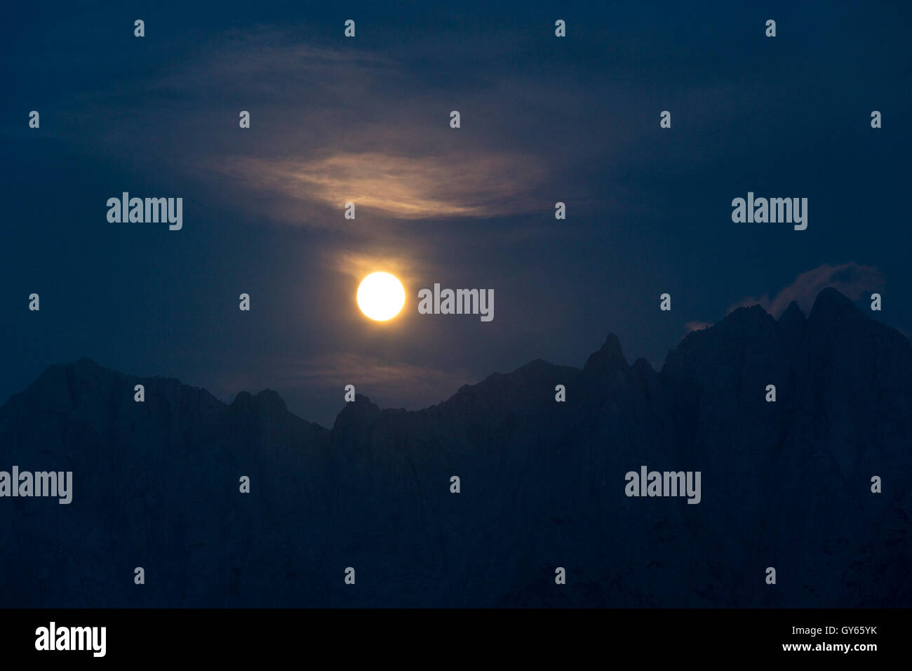 Fullmoon, luna sulle montagne, montagne di notte, Nationalpark Gesäuse, Stiria, Austria Foto Stock