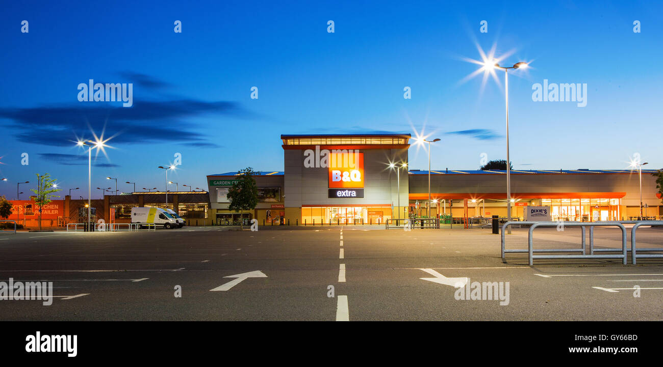 B&Q Super Extra Store durante la notte con vuoto Parcheggio auto a Swindon, Regno Unito Foto Stock